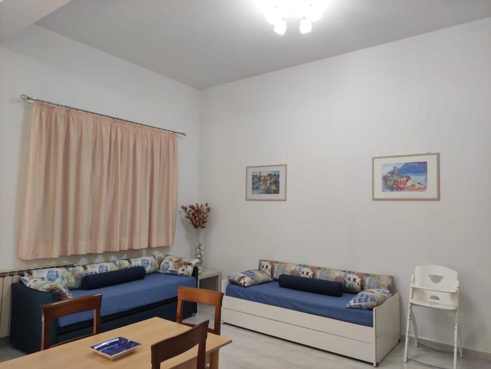 Bed, Living room, Photo of the whole room, Seating area, Bedroom