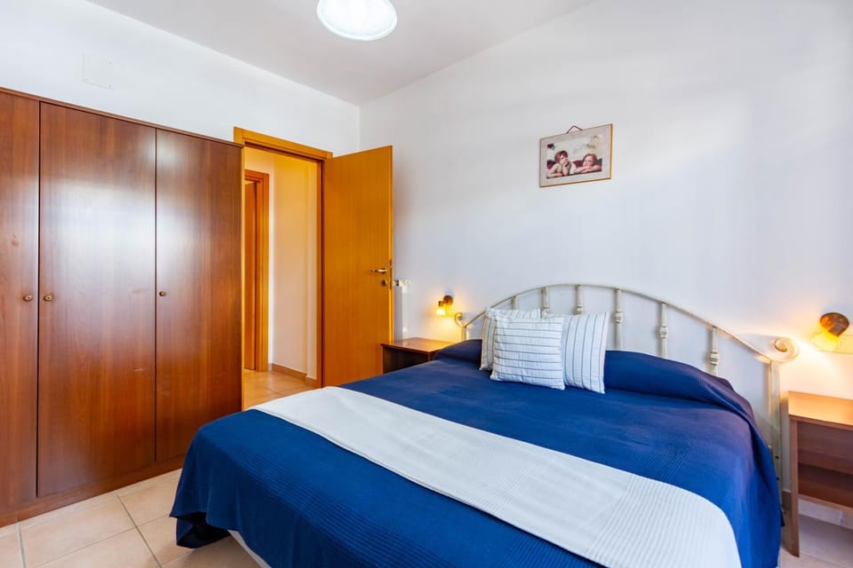 Bed, Photo of the whole room, Bedroom, wardrobe
