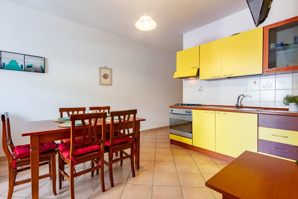 Kitchen or kitchenette, Dining area, oven, stove