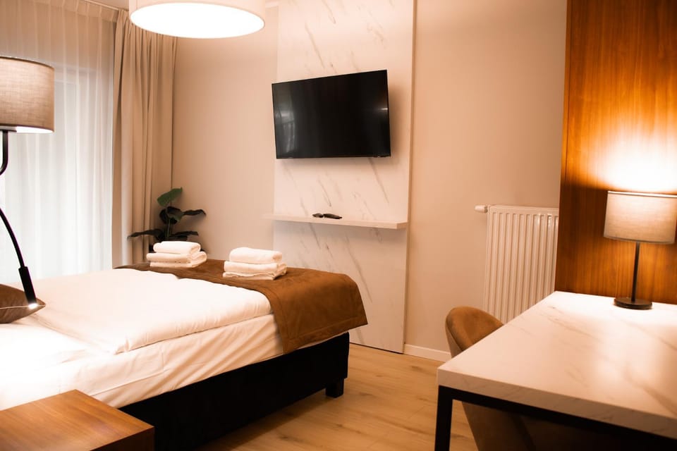 Bed, TV and multimedia, Bedroom