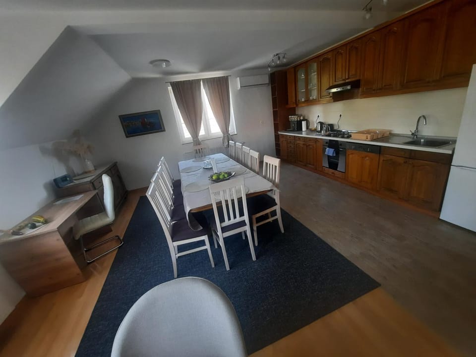 TV and multimedia, Kitchen or kitchenette, Seating area, Dining area, dishwasher, heating, microwave, oven, stove, toaster, air conditioner