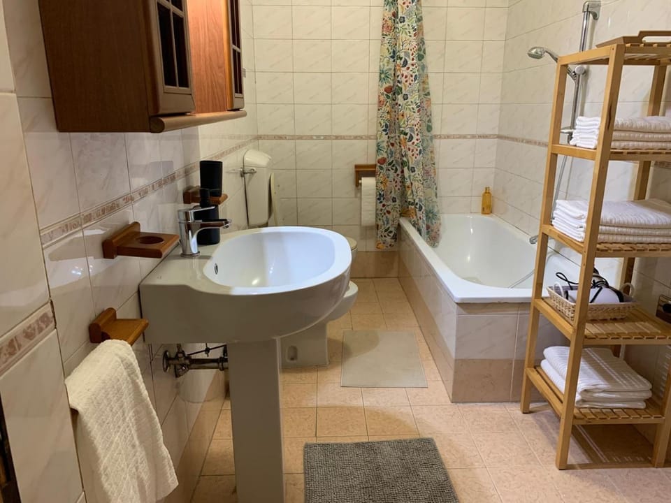Bathroom, Bath, towels