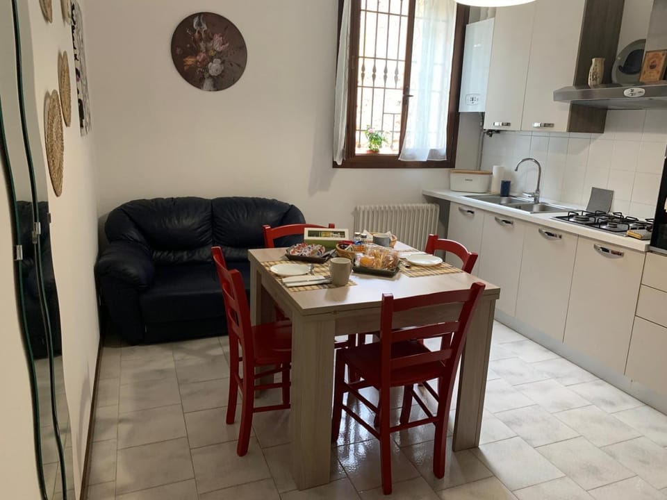 Kitchen or kitchenette, Seating area, Dining area
