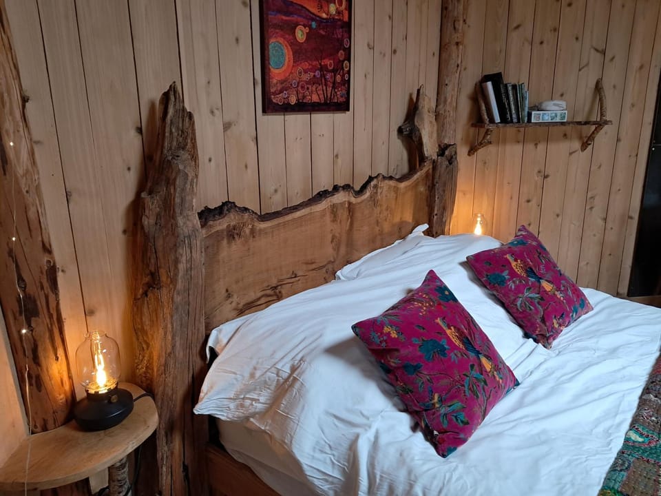 Magical Offgrid Roundhouse in Eryri Campground/ 
RV Resort in Wales