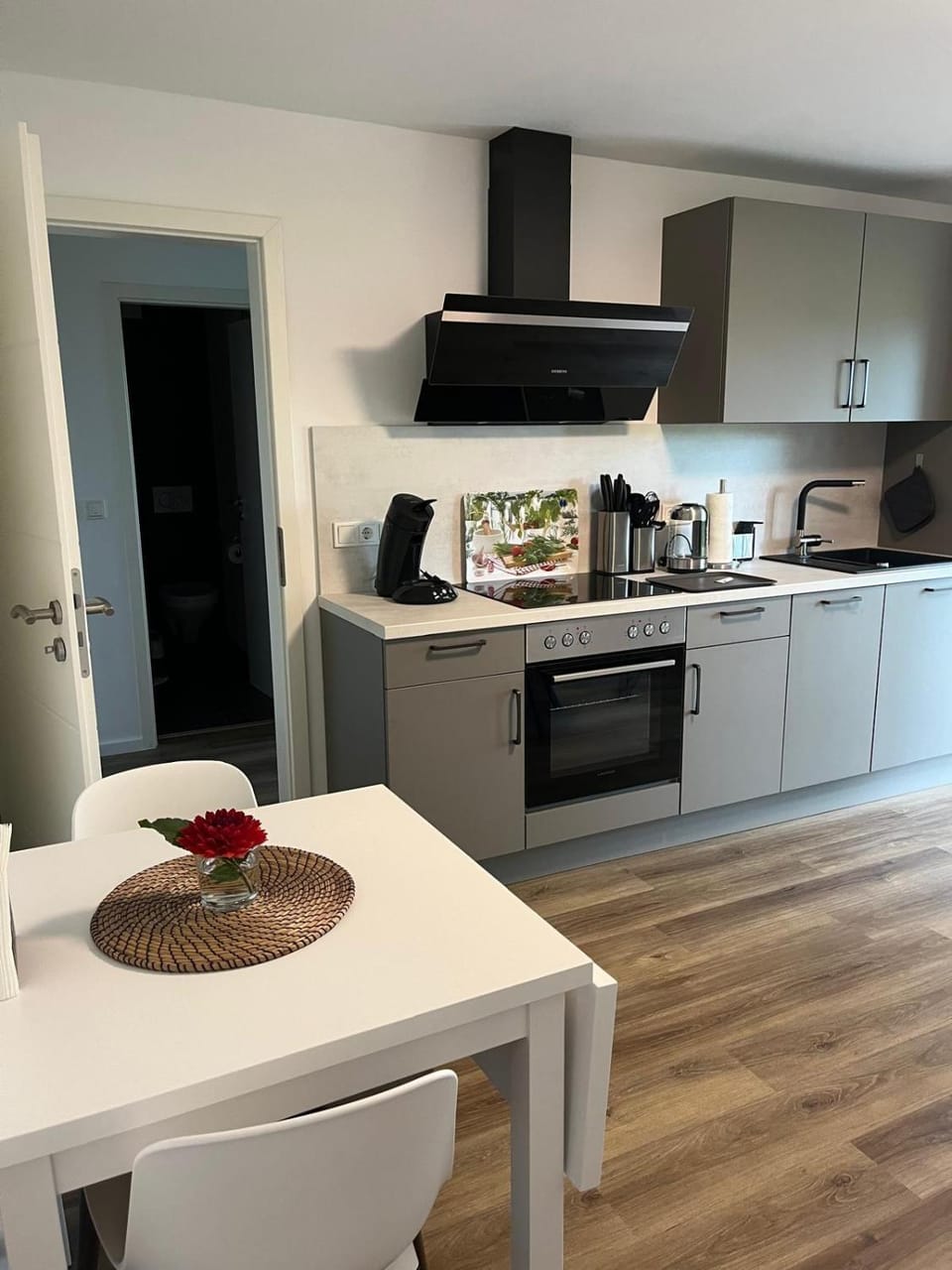 Kitchen or kitchenette, Dining area