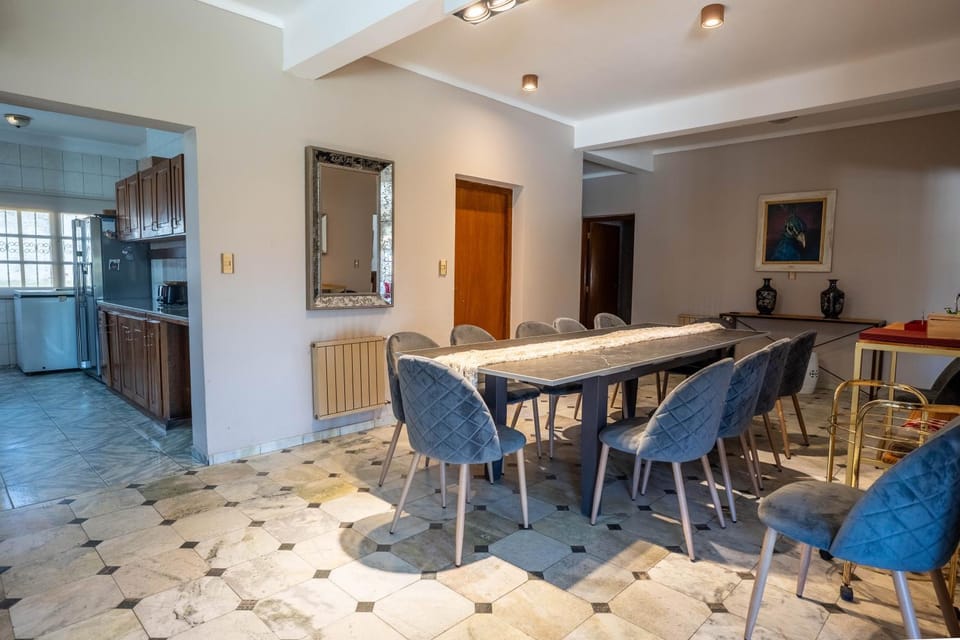 Kitchen or kitchenette, Dining area, minibar, oven, pet friendly, stove