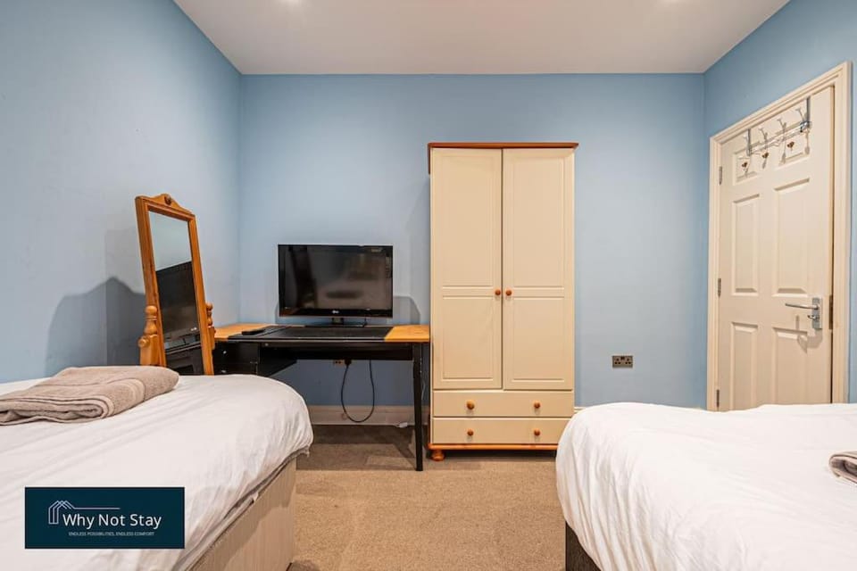 Modern 5 bedroom home in Reading House in Reading