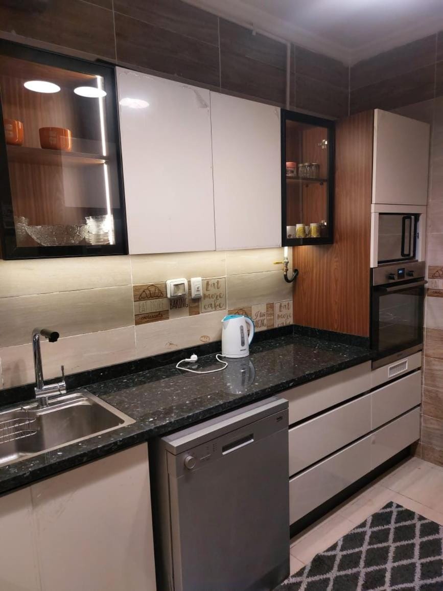 شقه مفروش الترا مودرن بارقى كمبوند بالشيخ زايد Apartment in Egypt