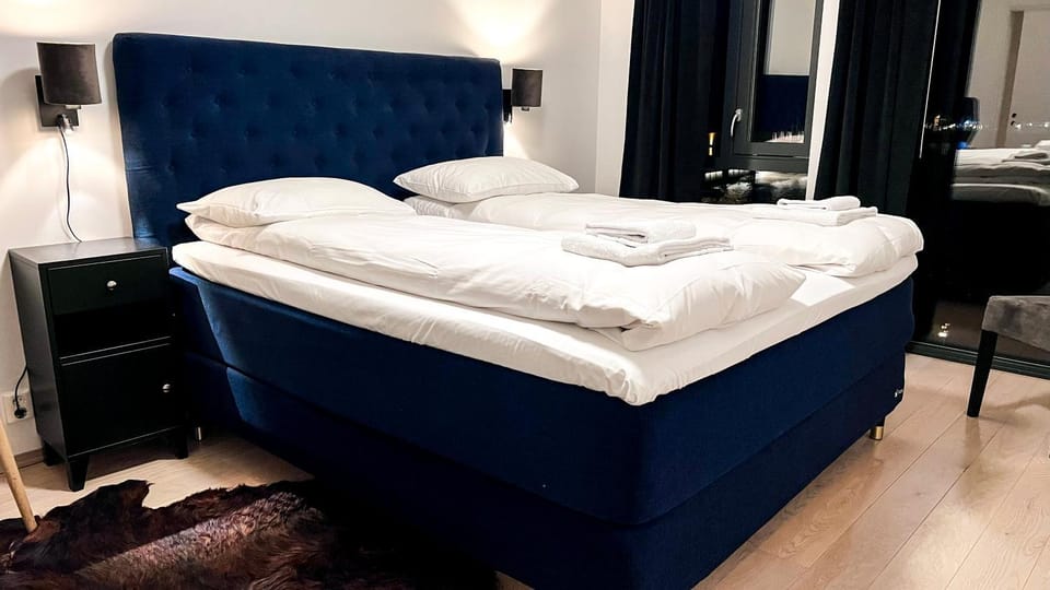 Bedroom, towels