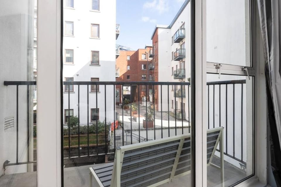 2Bed Flat With Private Balcony and Fireplace Apartment in Dublin