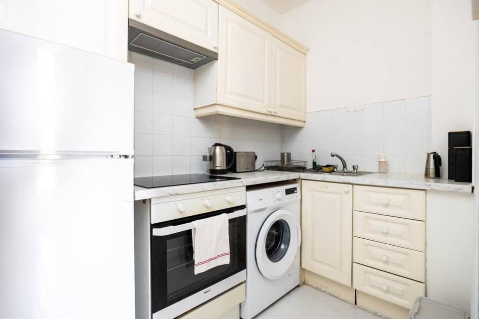 2Bed Flat With Private Balcony and Fireplace Apartment in Dublin