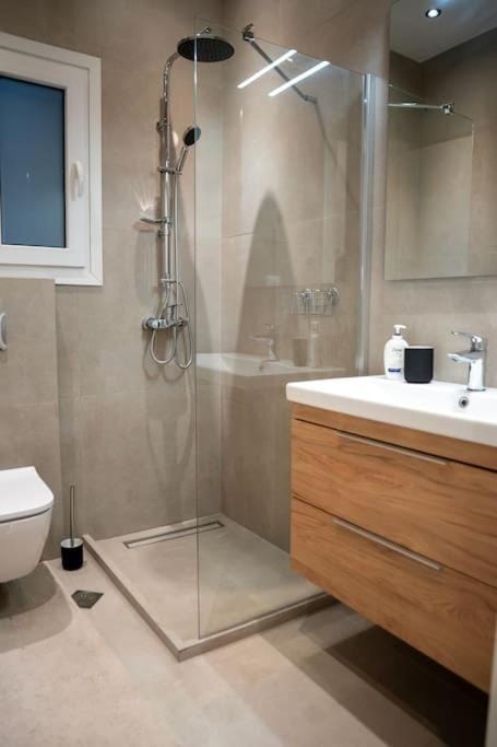 Shower, Toilet, Bathroom, towels