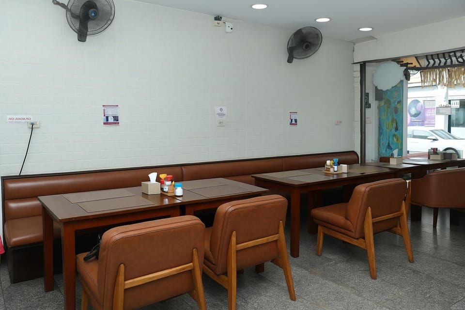 Restaurant/places to eat, Seating area