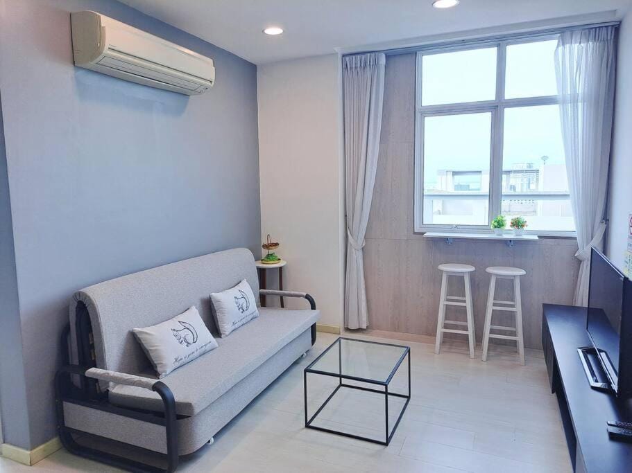 TV and multimedia, Living room, Seating area, air conditioner