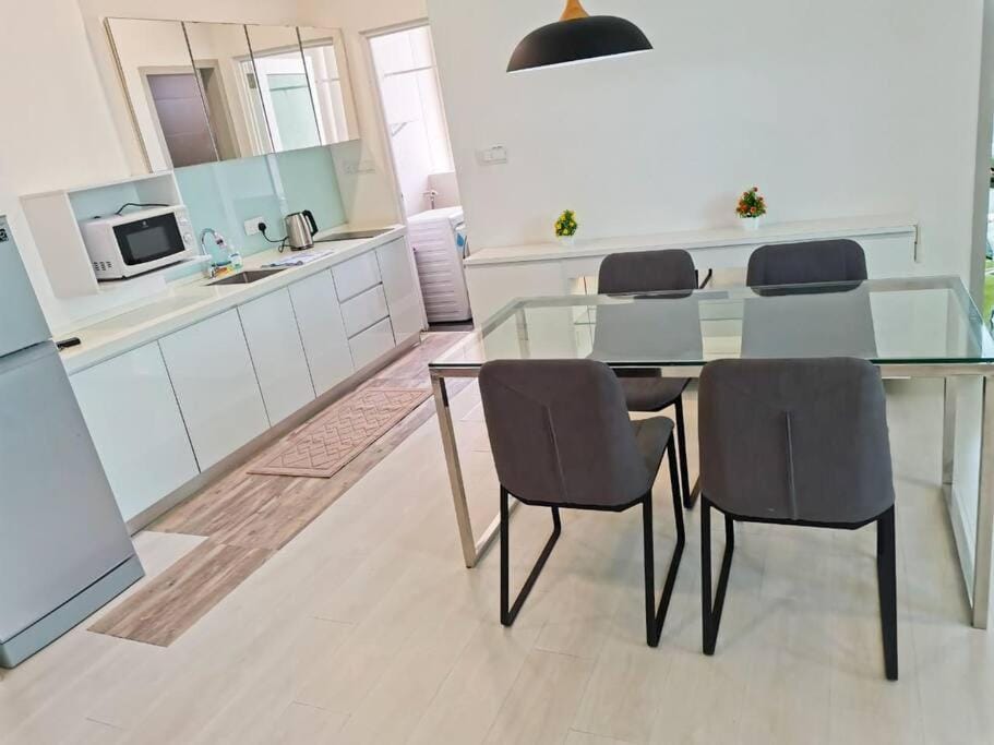 Kitchen or kitchenette, Living room, Seating area, Dining area, oven, stove
