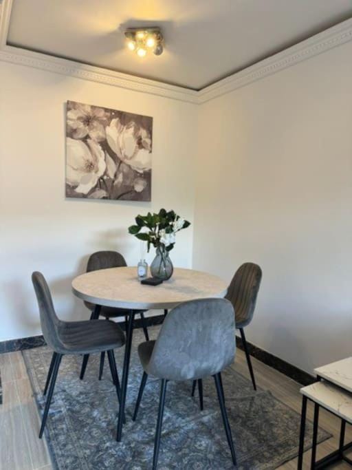 Stylish London Stay 2-Bedroom Duplex Sleeps 6 Apartment in City of Westminster