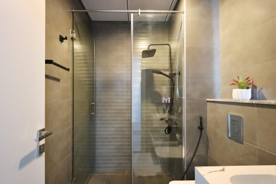 Shower, Toilet