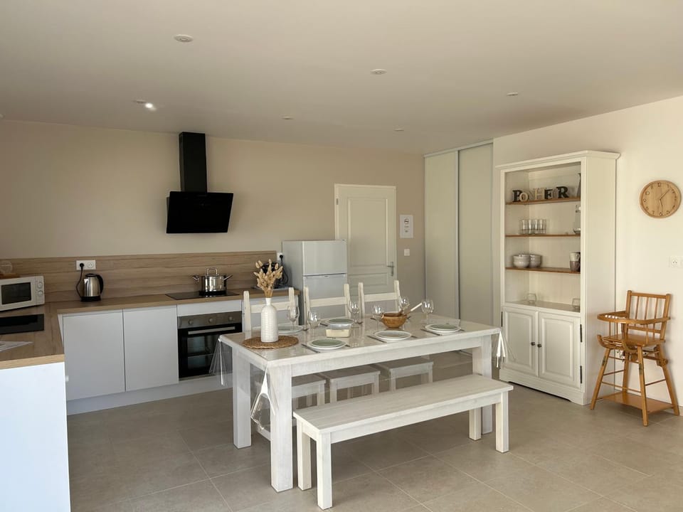 Coffee/tea facilities, Kitchen or kitchenette, Dining area, dishwasher, oven, pet friendly, stove, toaster