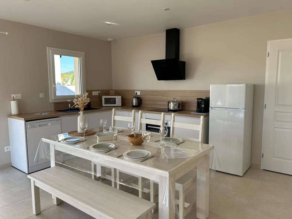 Coffee/tea facilities, Kitchen or kitchenette, Dining area, dishwasher, oven, stove