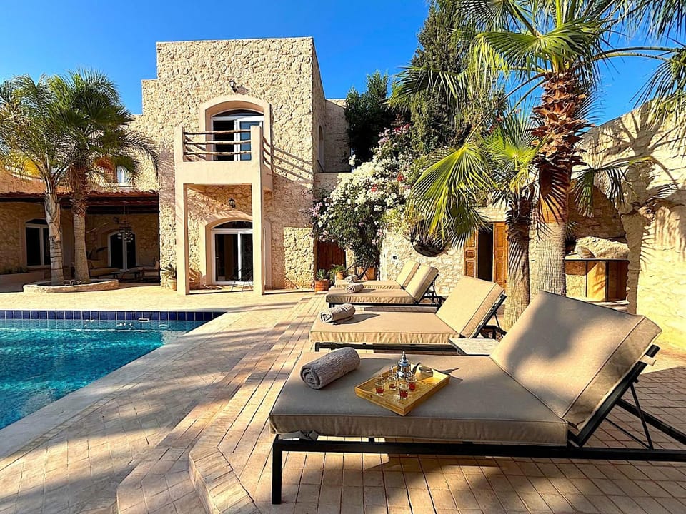 Property building, Patio, Day, Pool view, Swimming pool, sunbed