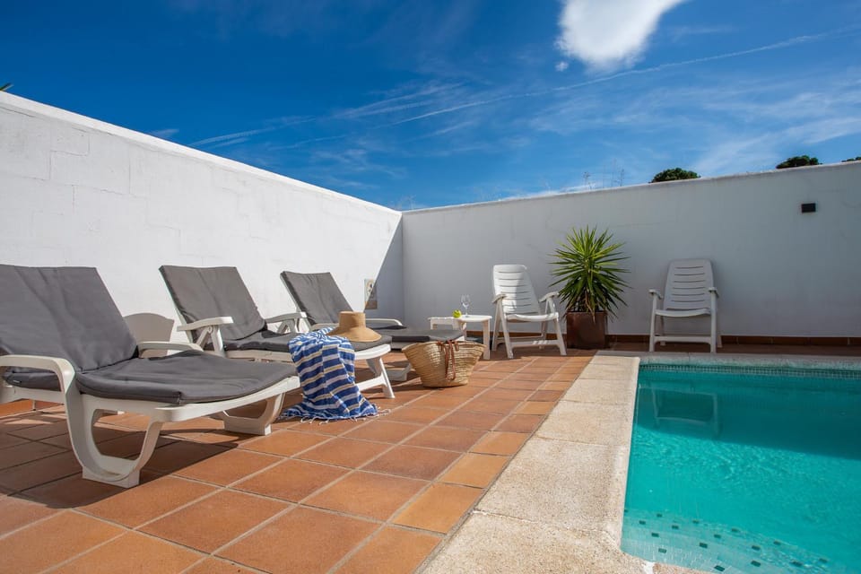 Patio, Swimming pool, sunbed