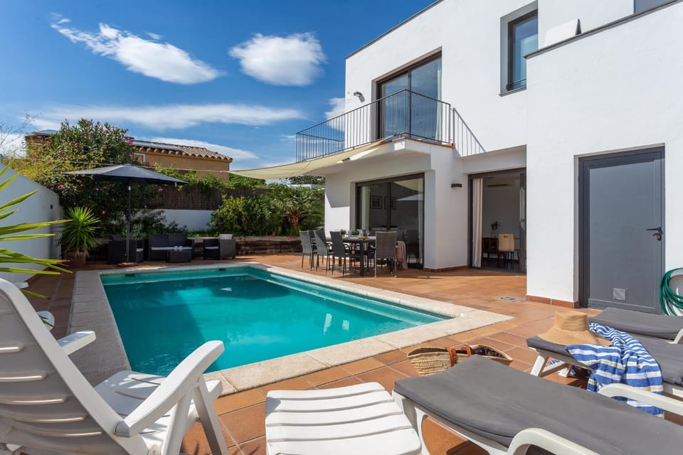 Patio, Swimming pool, sunbed