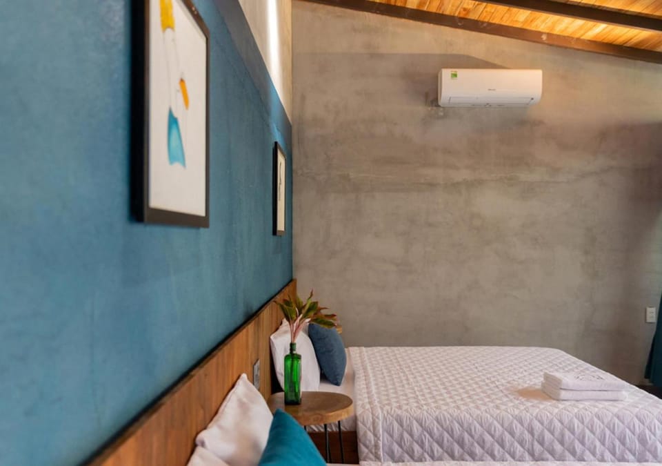 Bed, Photo of the whole room, Bedroom, towels, air conditioner