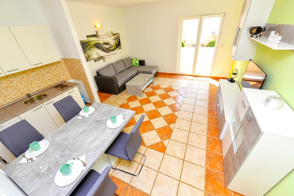 Kitchen or kitchenette, Seating area, Dining area, stove