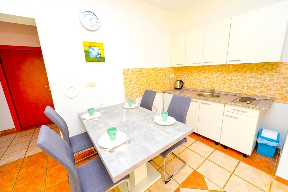 Kitchen or kitchenette, Seating area, Dining area