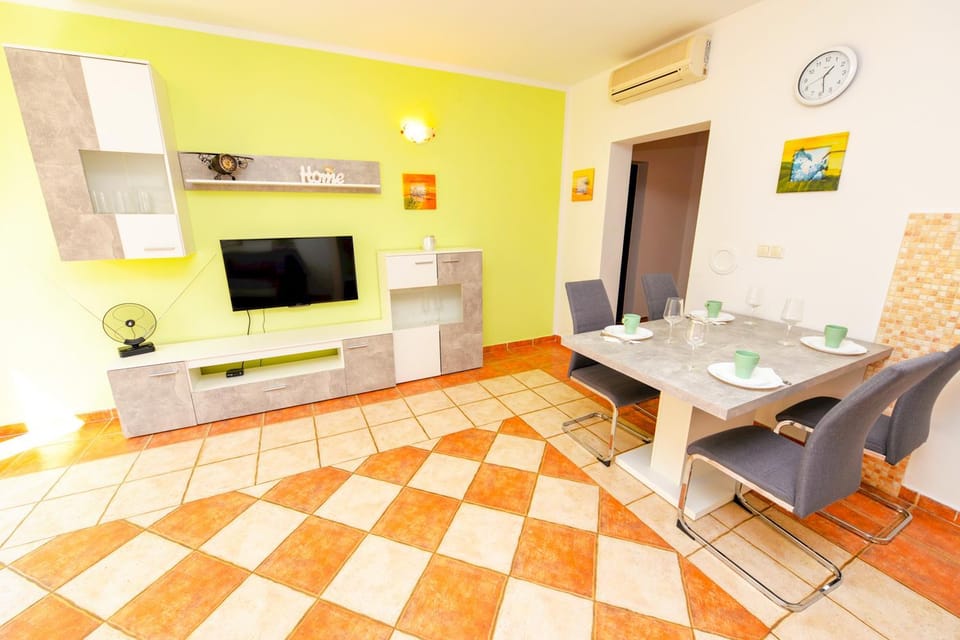 TV and multimedia, Seating area, air conditioner