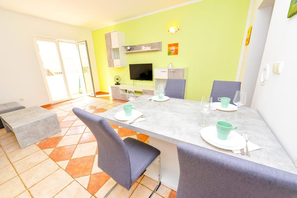 TV and multimedia, Kitchen or kitchenette, Seating area
