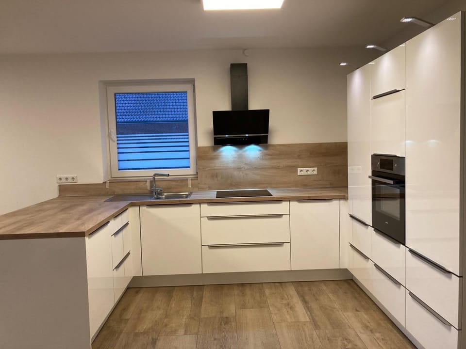 Ruhig gelegene EG-Neubauwohnung & Garten, überdachte Terrasse, Insektenschutz, Fußbodenheizung, EBK für max 7 Personen Apartment in North Rhine-Westphalia