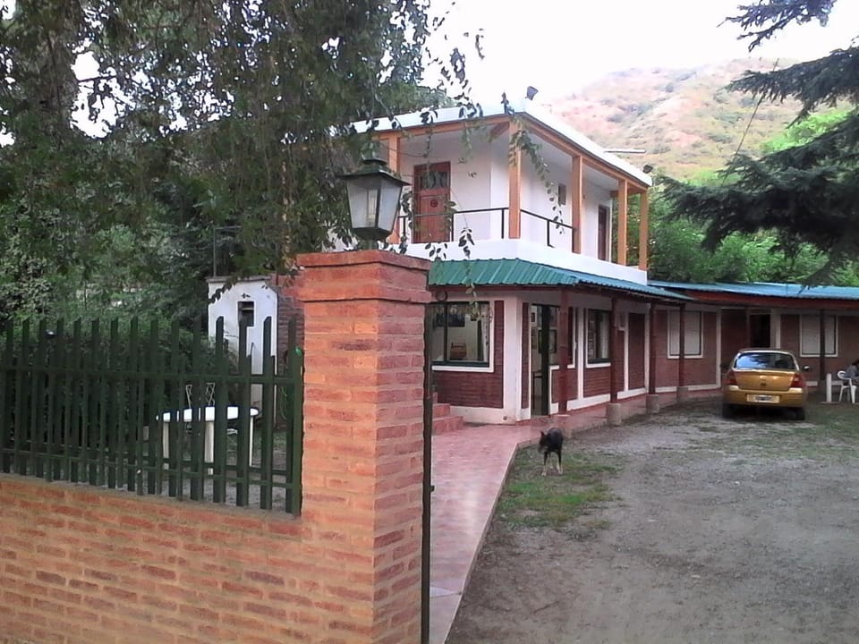 Facade/entrance, Day, Pets