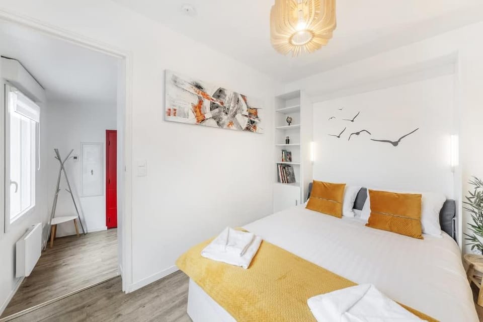 Bed, Bedroom, towels