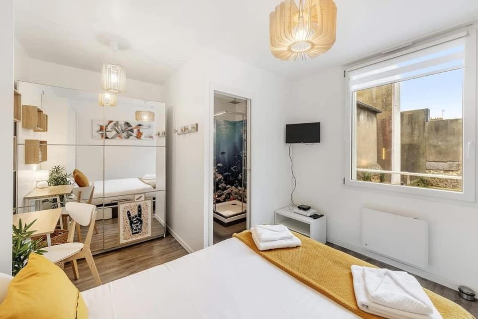 Bed, TV and multimedia, Photo of the whole room, Bedroom, towels, wardrobe