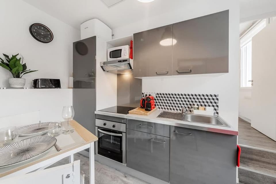 Kitchen or kitchenette, Dining area, oven, stove, toaster