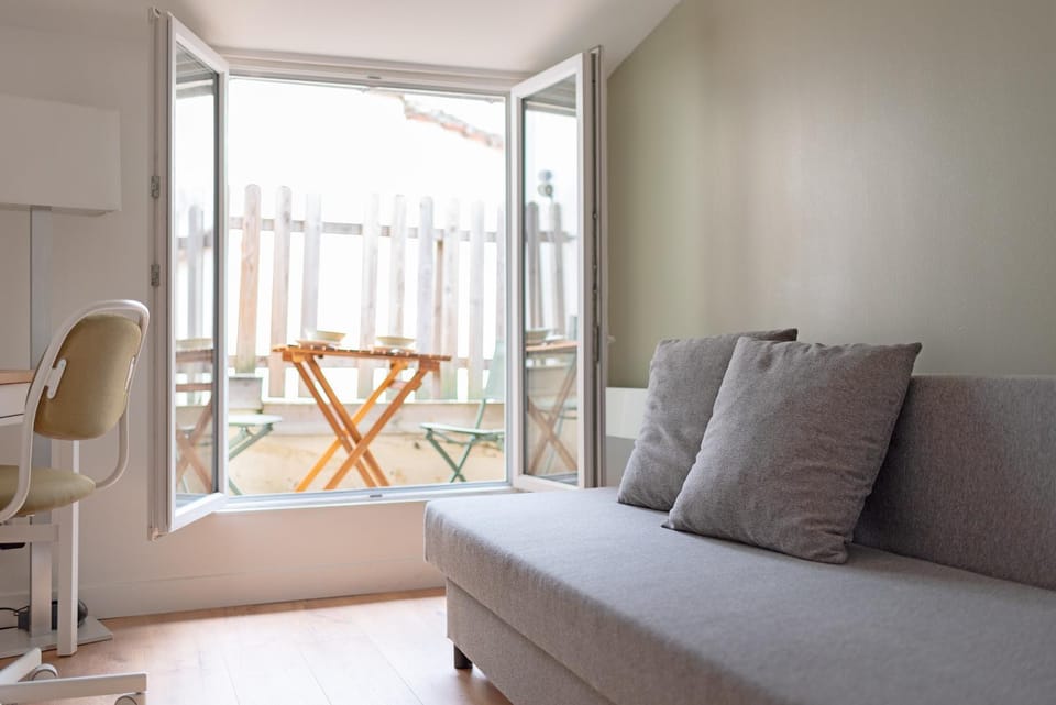 Bed, Seating area, Bedroom