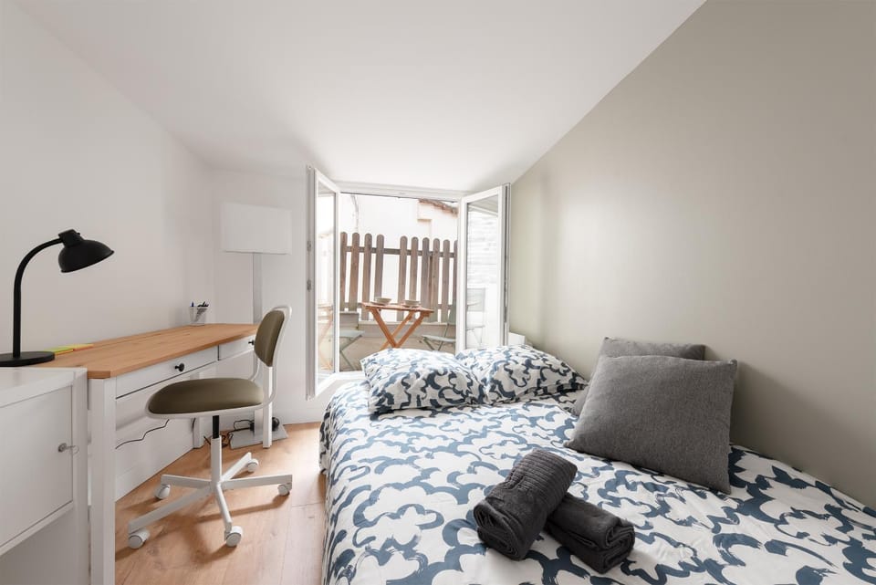 Photo of the whole room, Bedroom