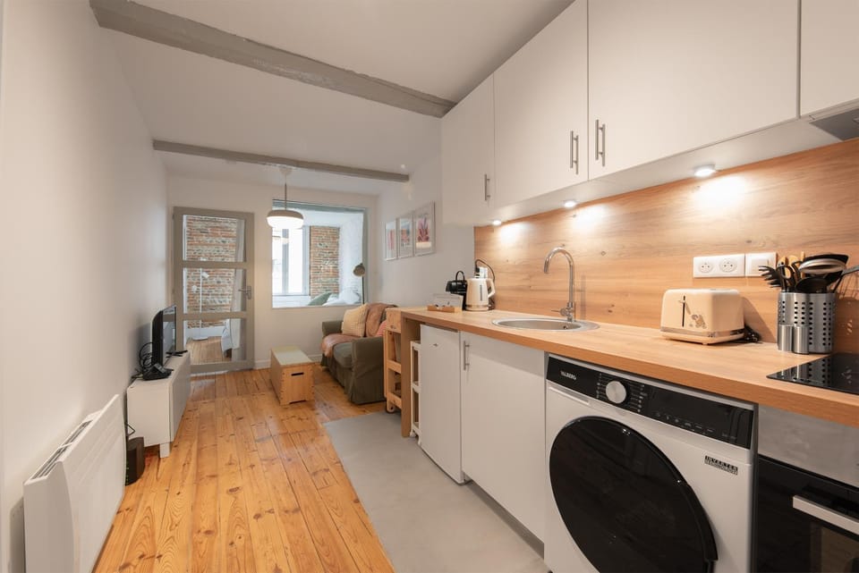 Coffee/tea facilities, Kitchen or kitchenette, Dining area, oven, toaster