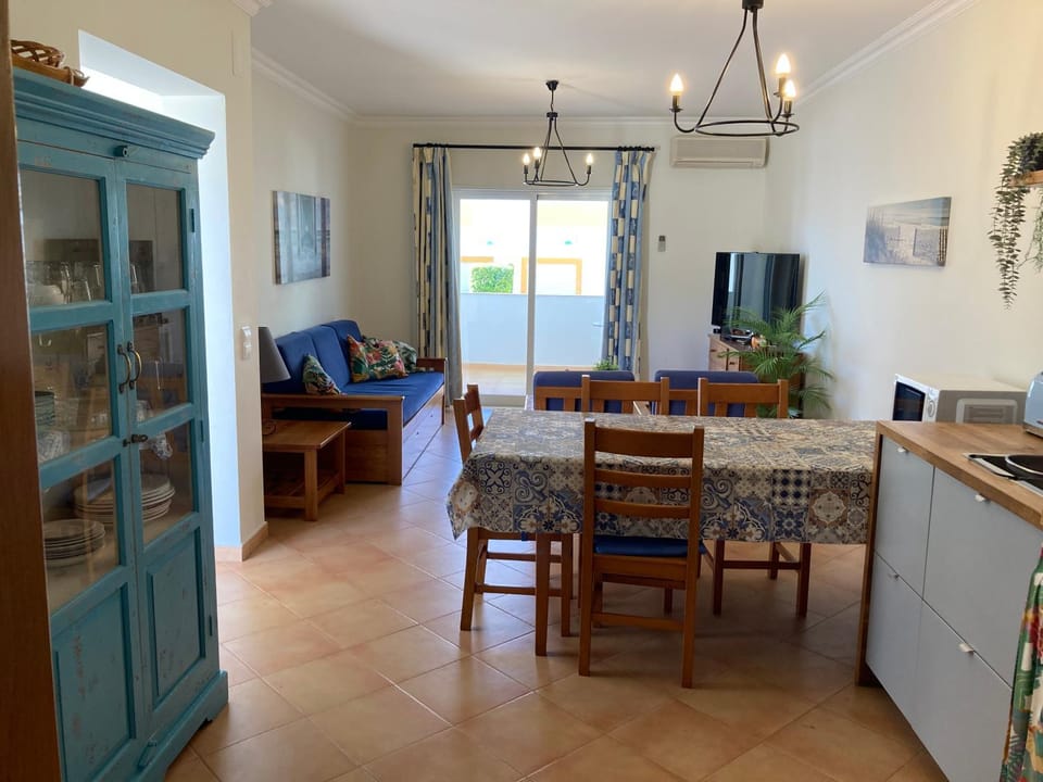 TV and multimedia, Seating area, Dining area