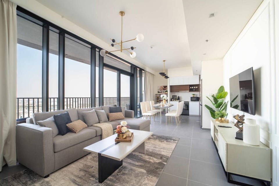 Frank Porter - Creek Edge Tower 1 Apartment in Dubai