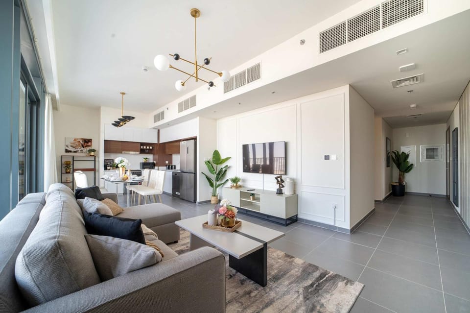 Frank Porter - Creek Edge Tower 1 Apartment in Dubai
