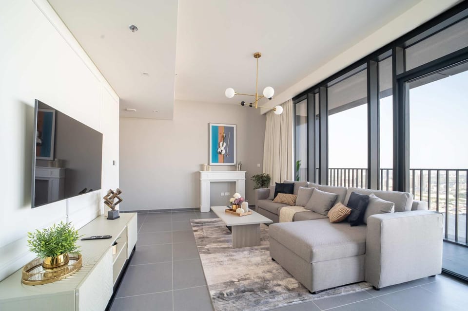 Frank Porter - Creek Edge Tower 1 Apartment in Dubai