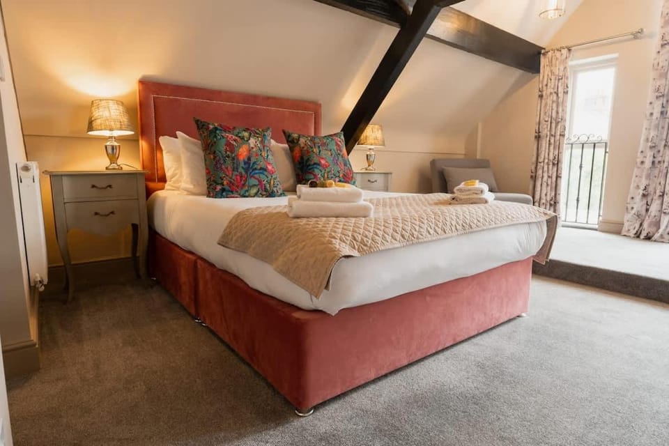 Perfect homes for large groups - close to Chester House in England