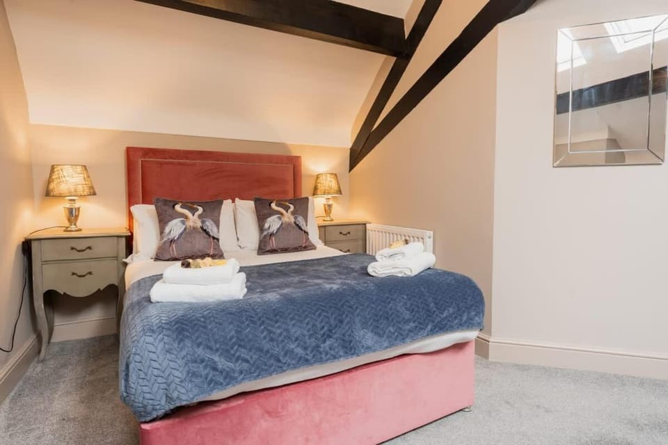 Perfect homes for large groups - close to Chester House in England