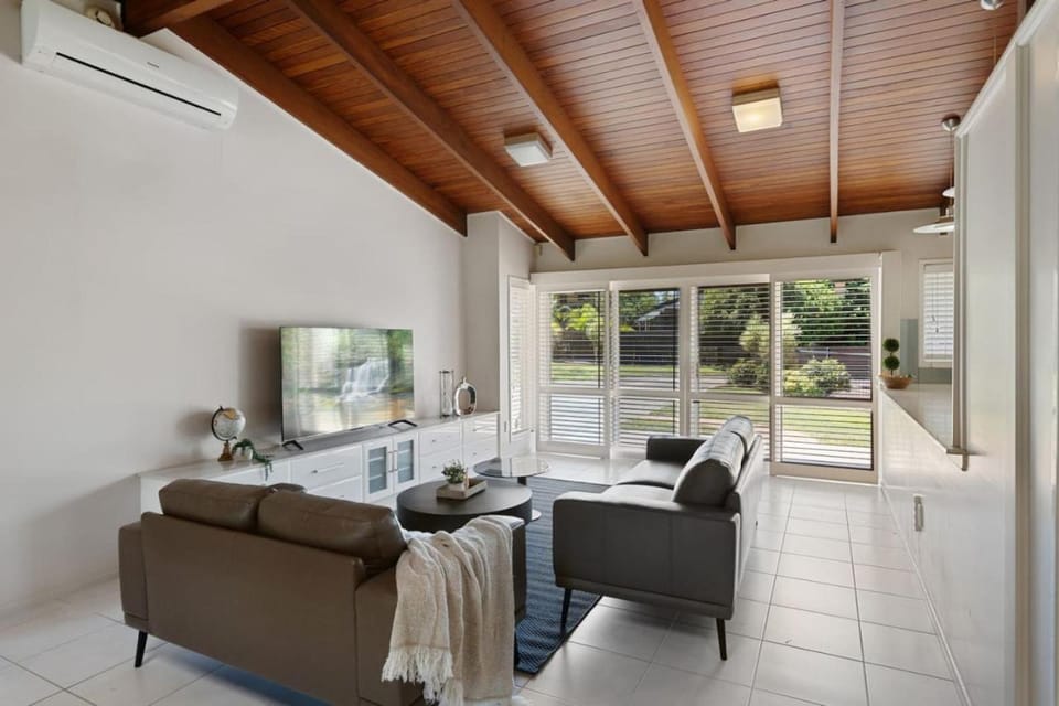 Charming 4BR House with Parking near Sunnybank House in Brisbane