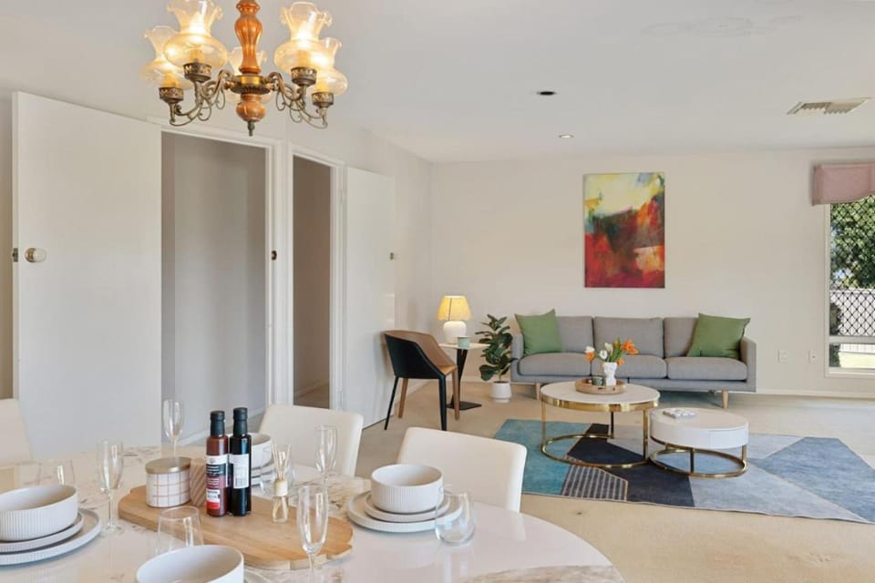 Charming 4BR House with Parking near Sunnybank House in Brisbane