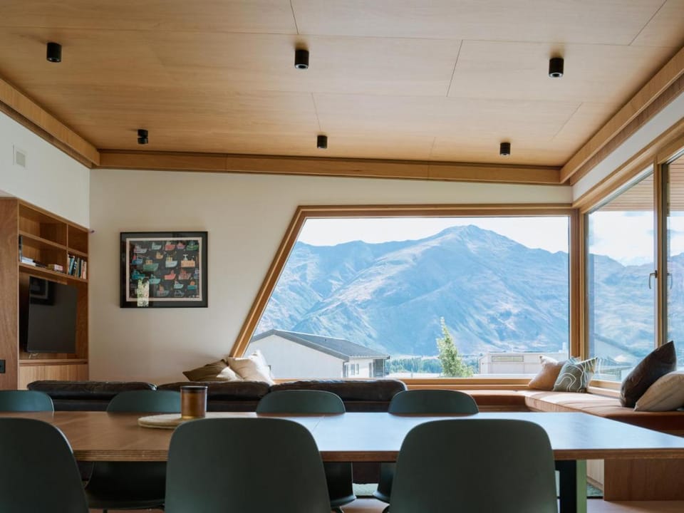 TV and multimedia, Living room, Seating area, Dining area, Mountain view