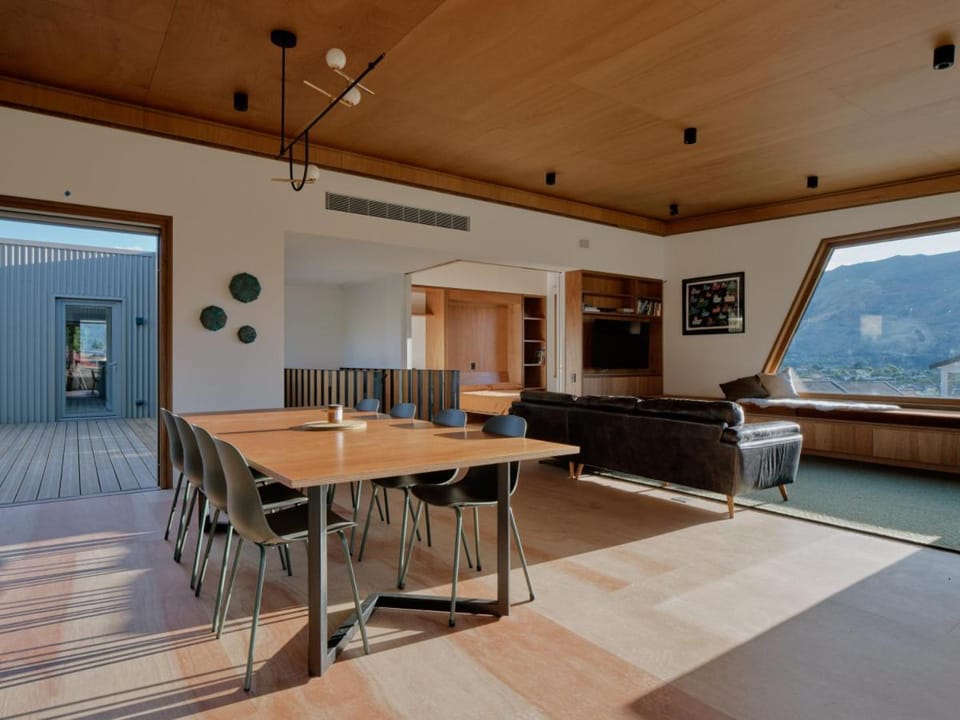 TV and multimedia, Living room, Seating area, Dining area, Mountain view