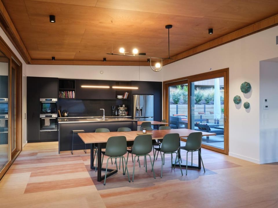 Coffee/tea facilities, Dining area, oven, stove, kitchen